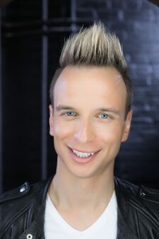 View more information about Illusionist Leon Etienne  Magic Rocks Virtual
